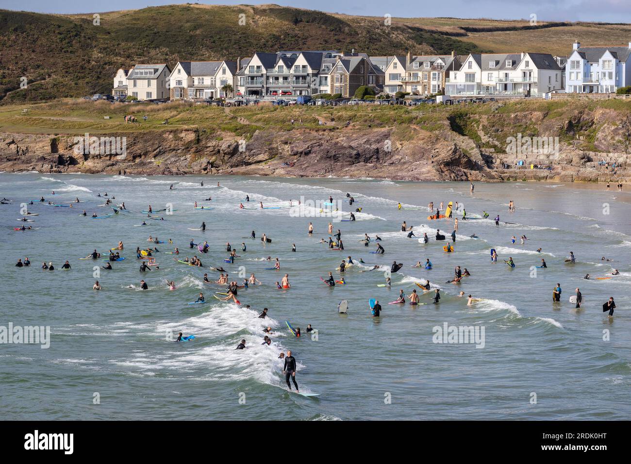 Les surfeurs et les bodyboardeurs apprécient les eaux de Polzeath, Cornouailles, Royaume-Uni Banque D'Images