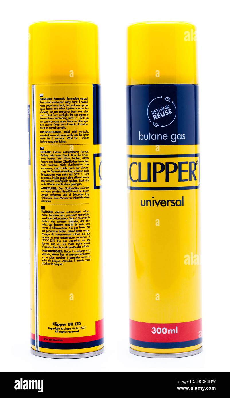 Deux récipients de 300 ml de liquide de remplissage pour briquet au butane à valve universelle. L'un d'eux montre des informations à l'arrière de la cartouche Banque D'Images