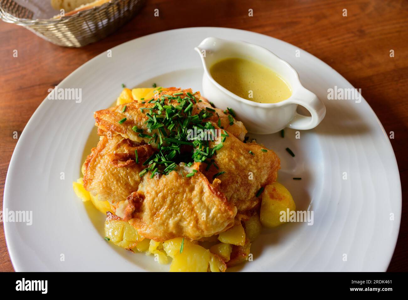 Hamburger Pannfisch, un plat traditionnel de Hambourg avec du poisson frit, des pommes de terre rôties et une sauce moutarde Banque D'Images