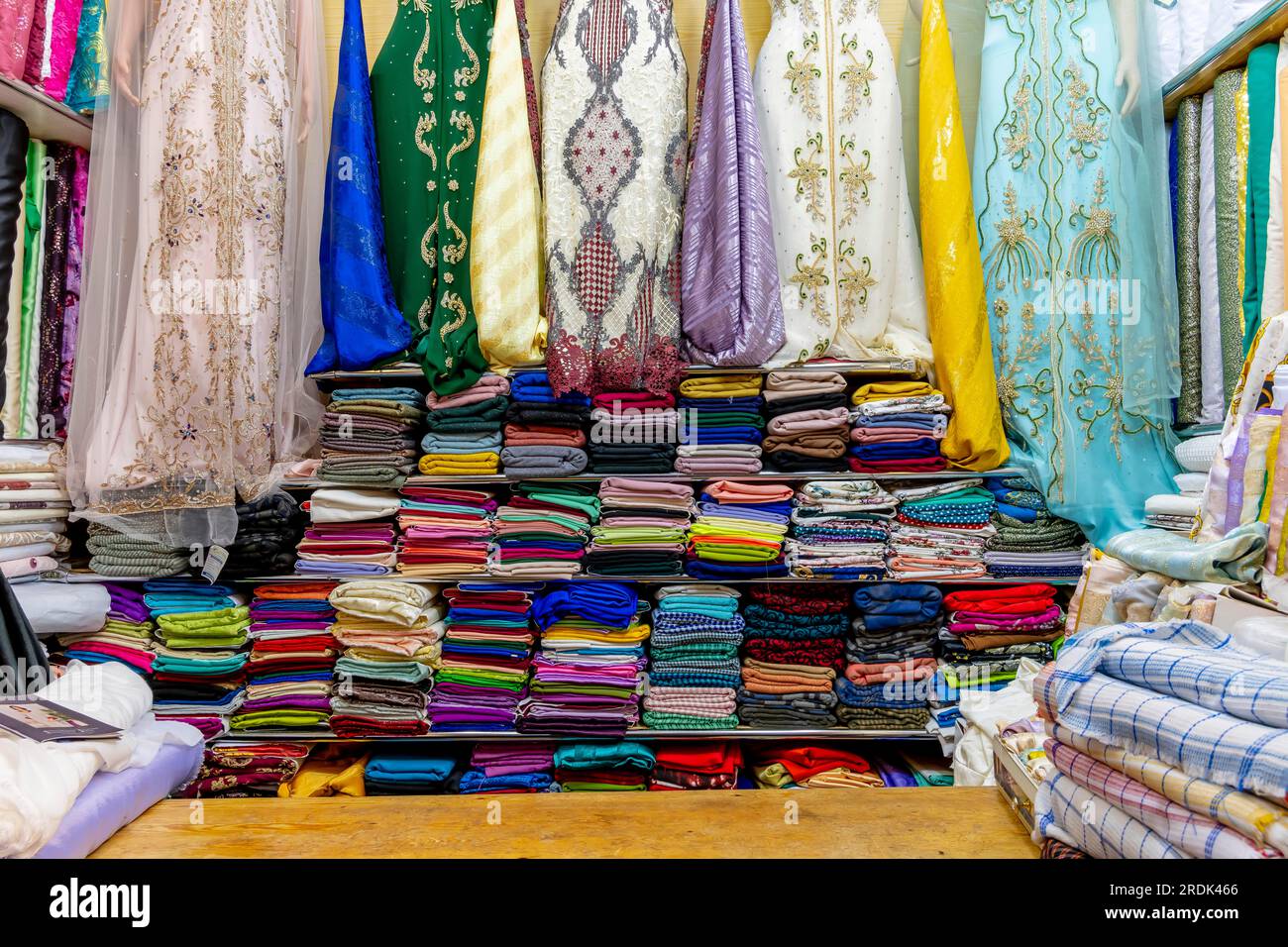 Bibelots colorés sont vendus sur le marché ouvert dans la médina de la ville bleue de Fès, au Maroc Banque D'Images