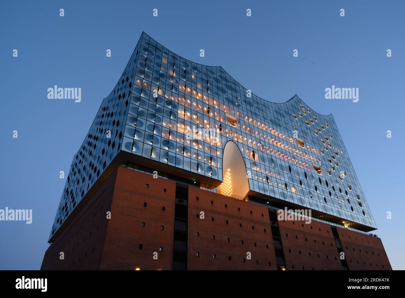 Hambourg, Allemagne - juin 13 2023 : Elbphilharmonie ou Elbe Philharmonic concert Hall extérieur façade en verre illuminée le soir. Banque D'Images
