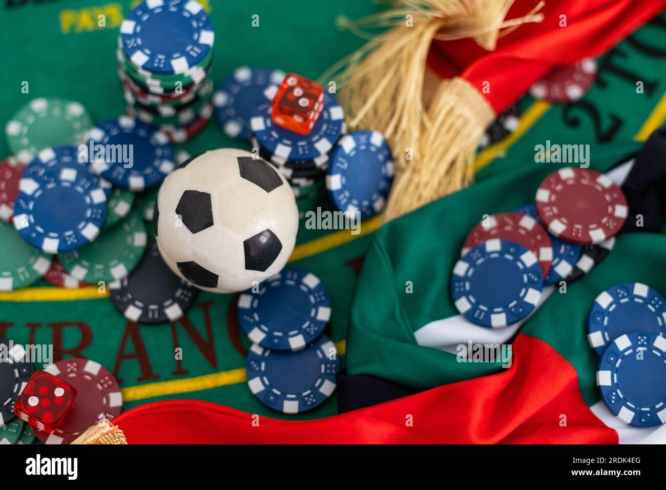 jetons de poker, drapeau emirates sur table de blackjack Banque D'Images