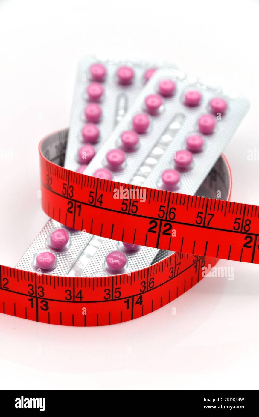Bandelettes contraceptives et mesure de la paperasserie sur fond blanc dans le concept de contrôle du poids. Banque D'Images
