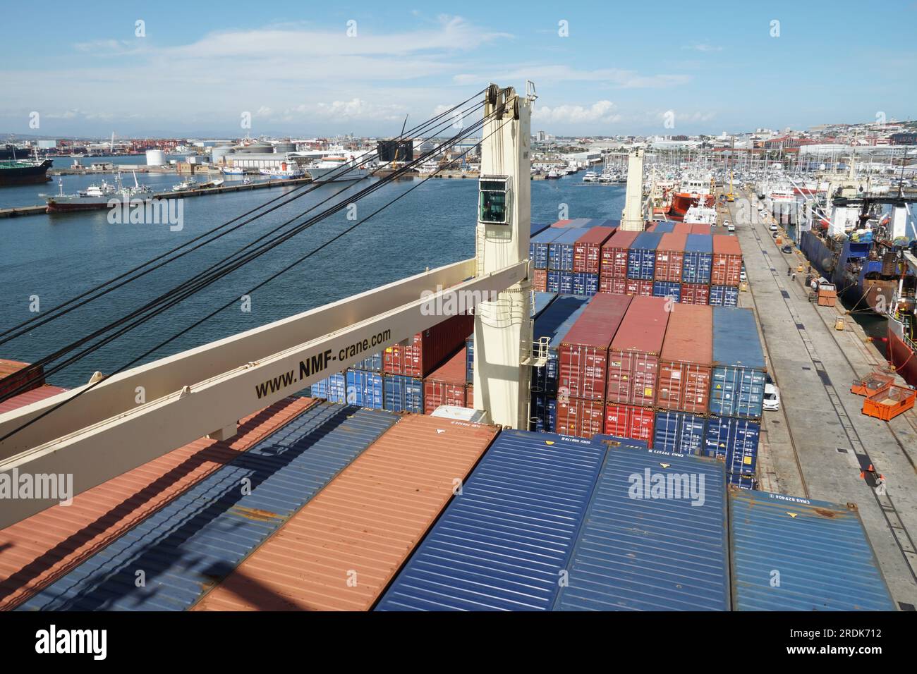 Navire porte-conteneurs avec grues est entièrement chargé et amarré dans le port de Cape Town. Banque D'Images