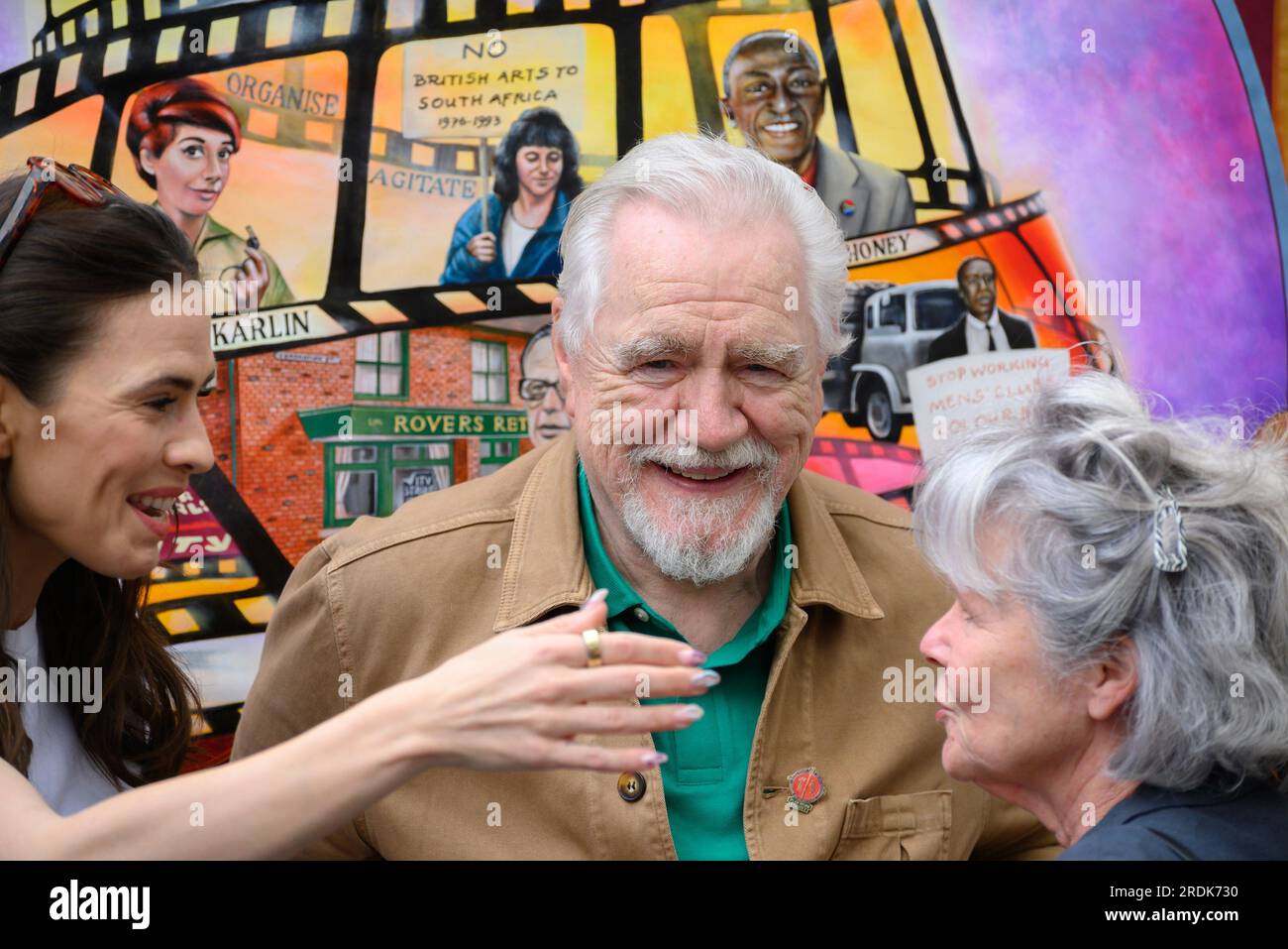 Brian Cox (acteur écossais) avec Hayley Atwell et Imelda Staunton lors d'un événement D'ÉQUITÉ à Leicester Square soutenant le SAG-AFTRA... Banque D'Images