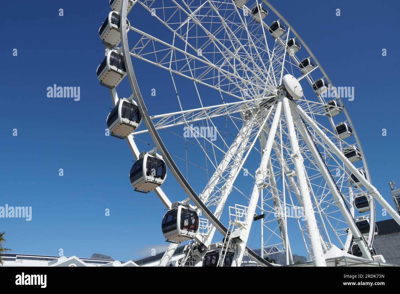 Cape Wheel une roue d'observation géante, d'environ 40 mètres qui offre une vue panoramique spectaculaire de 360 sur Cape Town. Banque D'Images