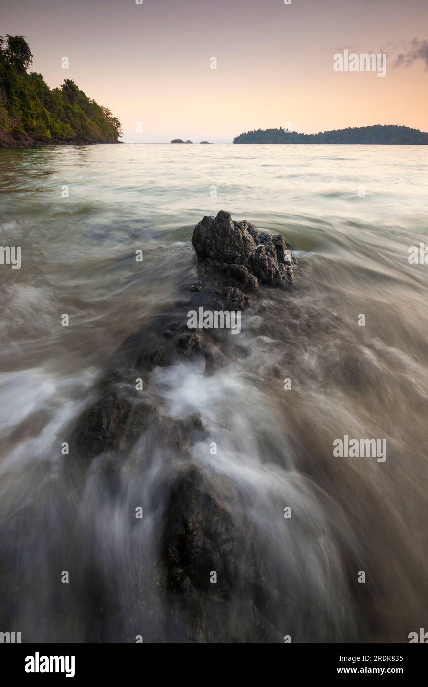 Lumière du soir sur la côte du côté nord-est de l'île de Coiba, côte Pacifique, province de Veraguas, République du Panama, Amérique centrale. Banque D'Images