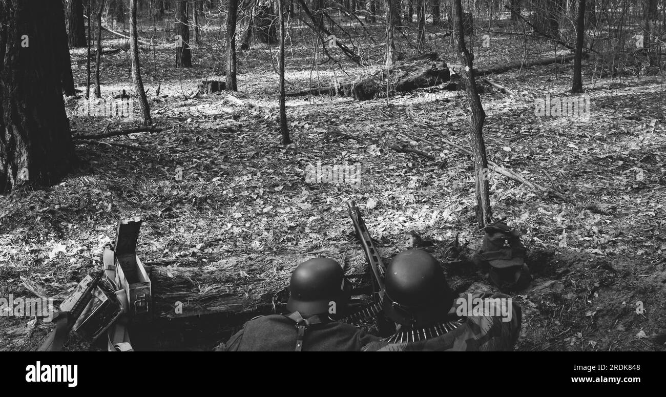 Le soldat d'infanterie allemand Wehrmacht pendant la Seconde Guerre mondiale se prépare pour SH Banque D'Images