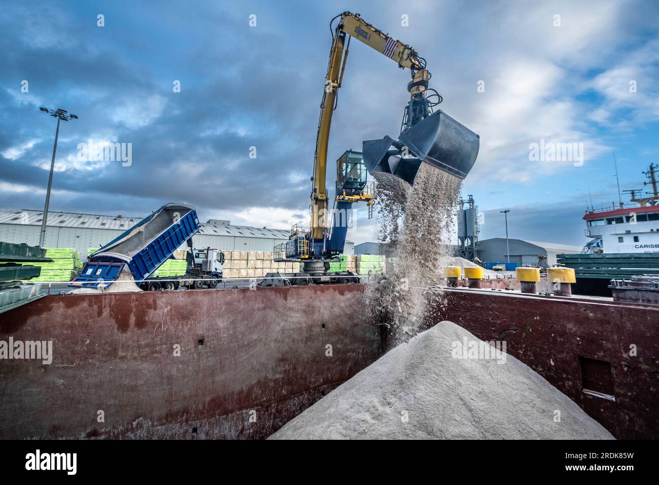 Port industriel avec des conteneurs et des cargaisons stockés et chargés sur des navires Banque D'Images