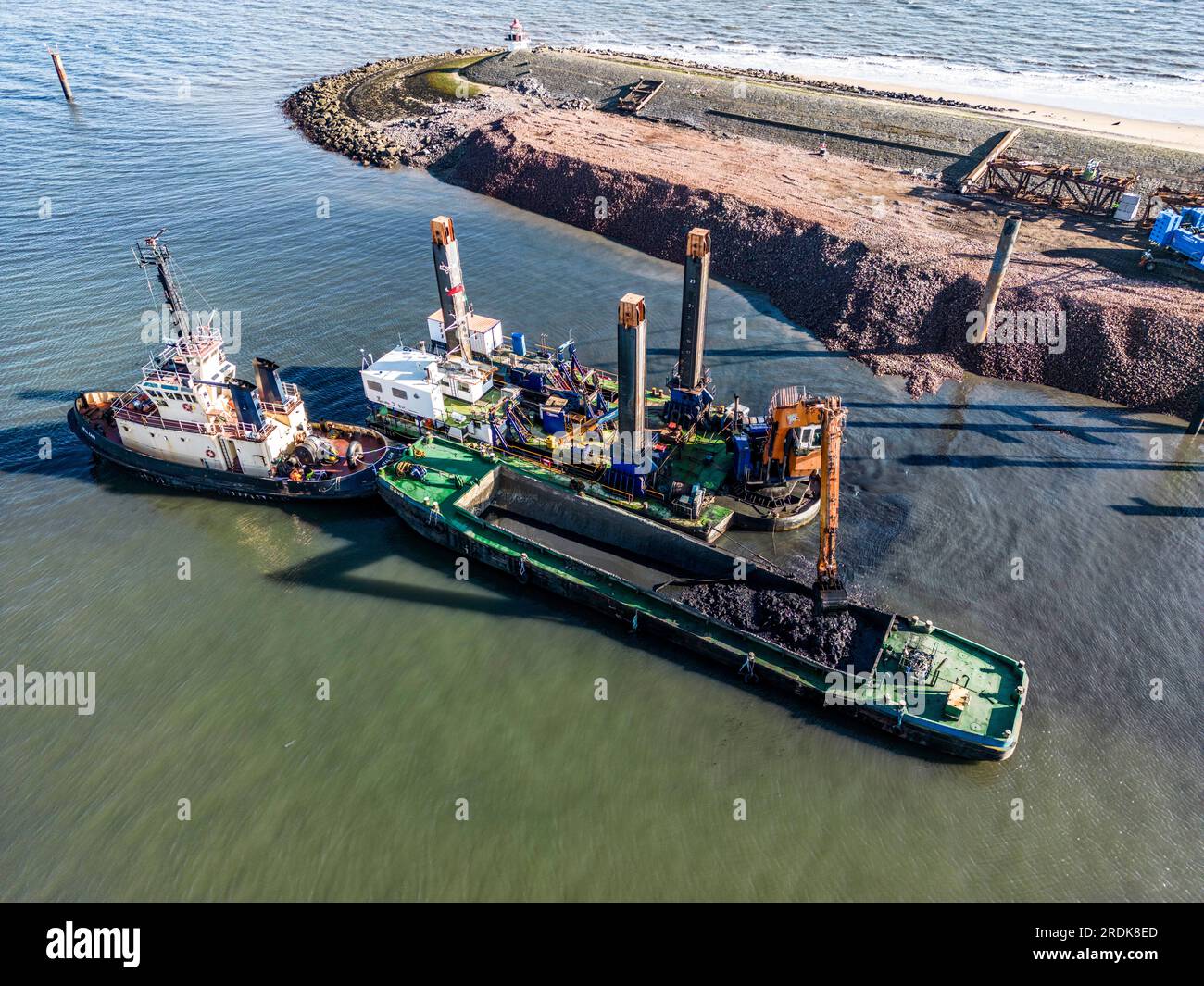 Construction d'un poste d'amarrage et dragage dans le port Banque D'Images