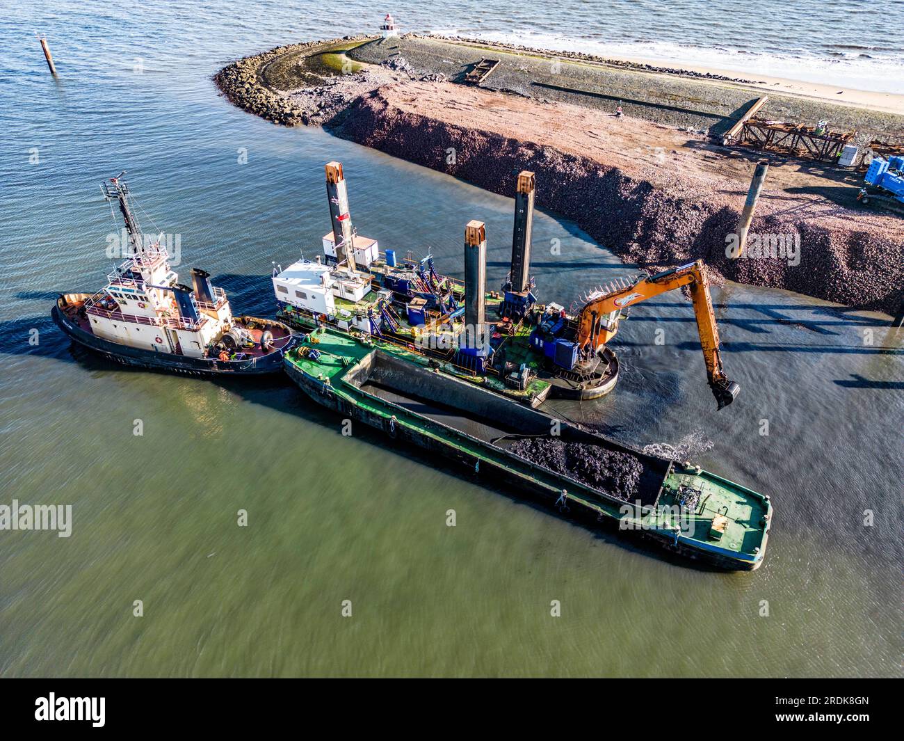 Construction d'un poste d'amarrage et dragage dans le port Banque D'Images