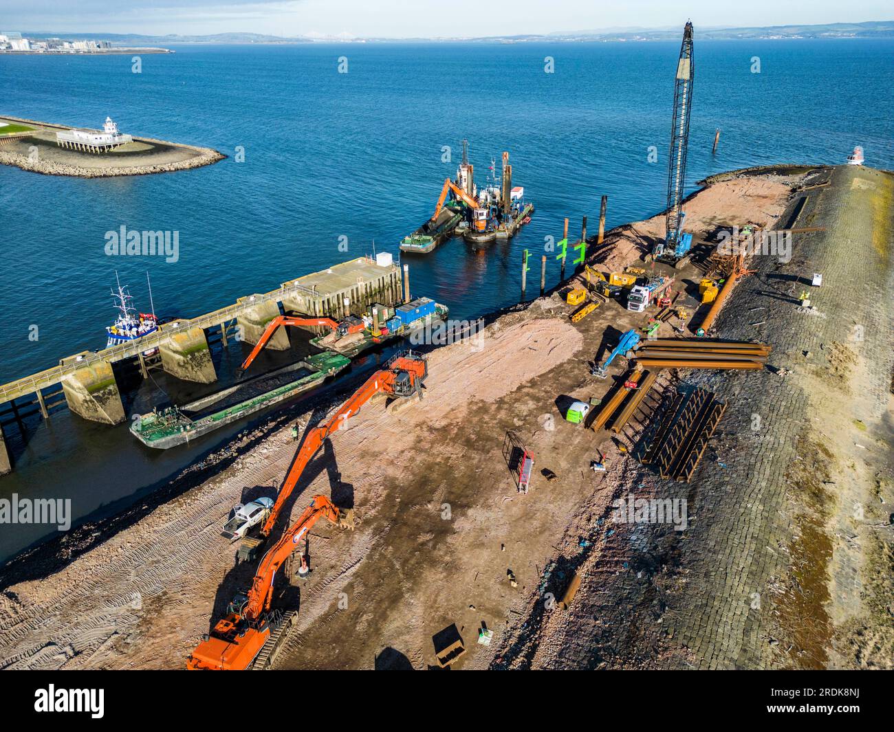 Construction d'un poste d'amarrage et dragage dans le port Banque D'Images