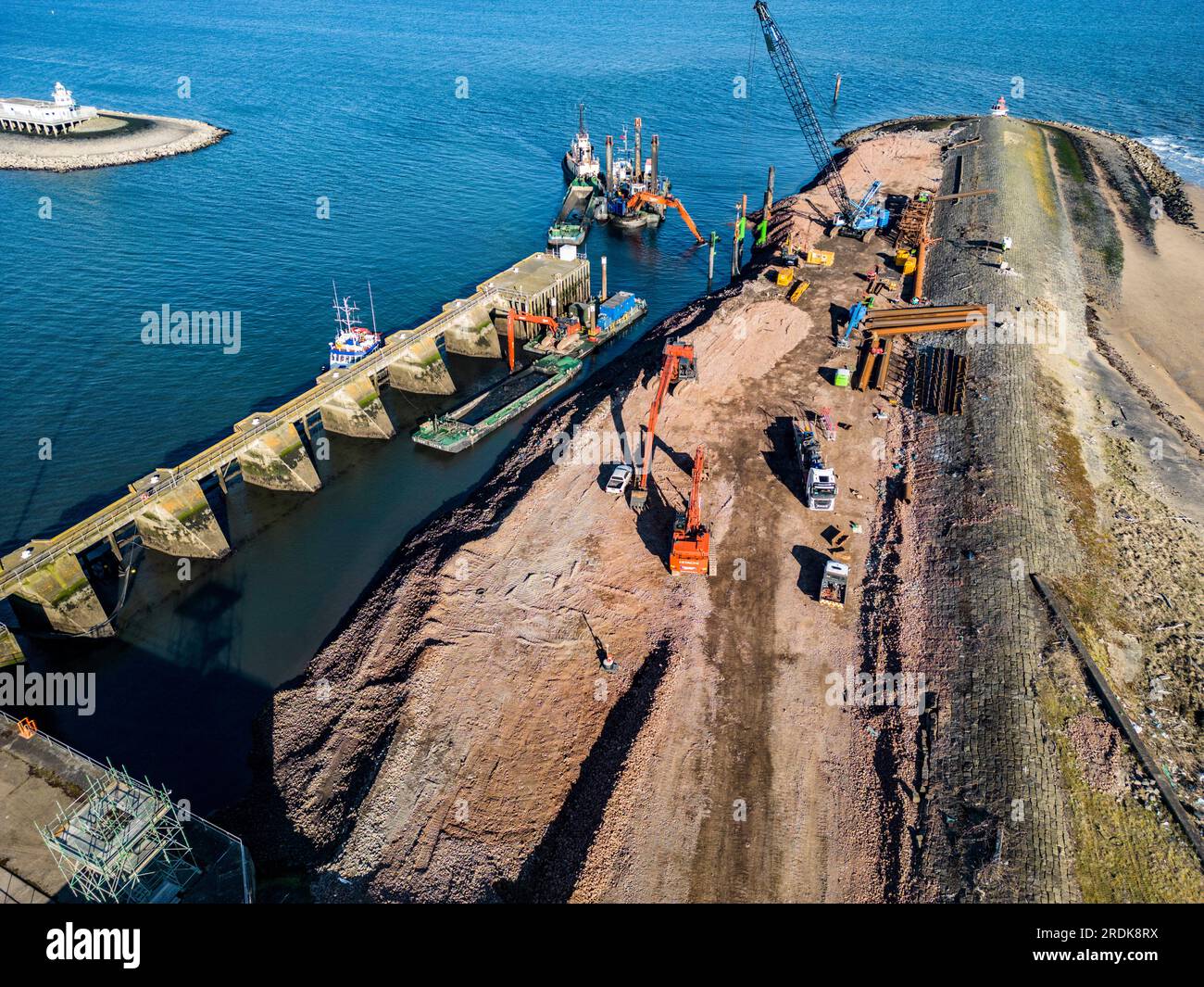 Construction d'un poste d'amarrage et dragage dans le port Banque D'Images