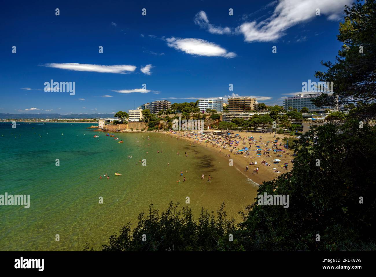 Plage de Capellans à Salou vue du sentier côtier sur la côte de la Costa Daurada (Tarragone, Catalogne, Espagne) ESP : la playa de los Capellans de Salou Banque D'Images