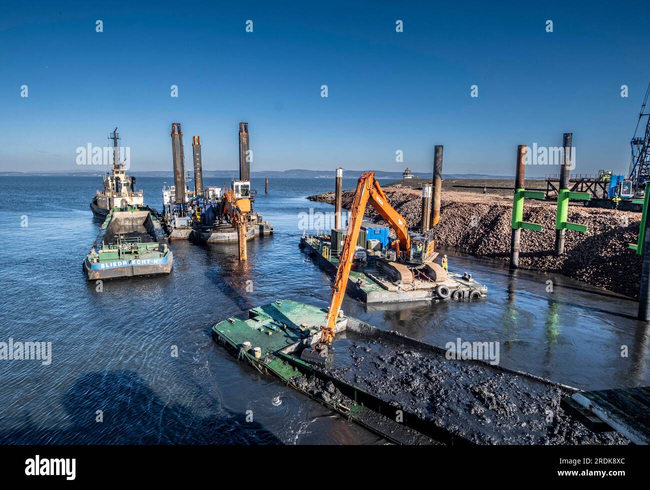 Construction d'un poste d'amarrage et dragage dans le port Banque D'Images