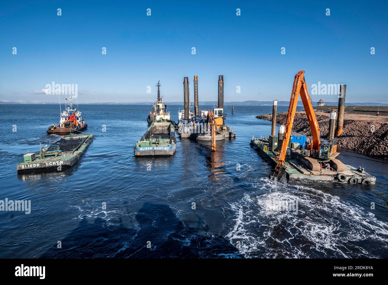 Construction d'un poste d'amarrage et dragage dans le port Banque D'Images