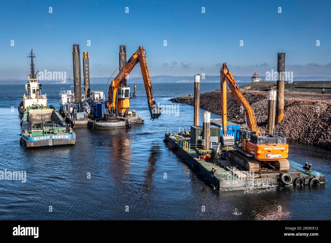 Construction d'un poste d'amarrage et dragage dans le port Banque D'Images