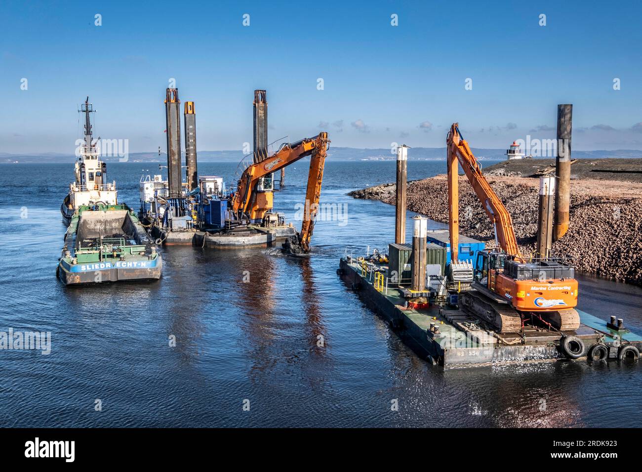 Construction d'un poste d'amarrage et dragage dans le port Banque D'Images