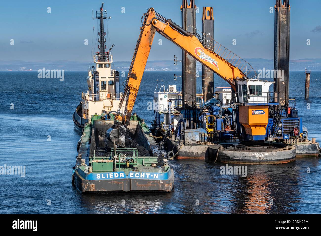 Construction d'un poste d'amarrage et dragage dans le port Banque D'Images