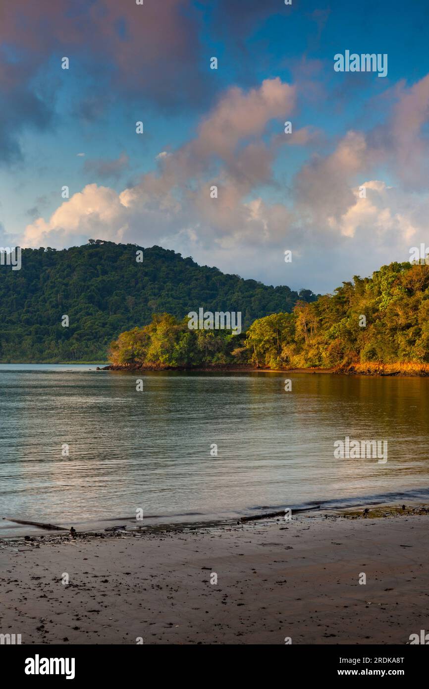 Eary Golden heure lumière du matin sur le côté nord-est de l'île de Coiba, côte Pacifique, province de Veraguas, République du Panama, Amérique centrale. Banque D'Images