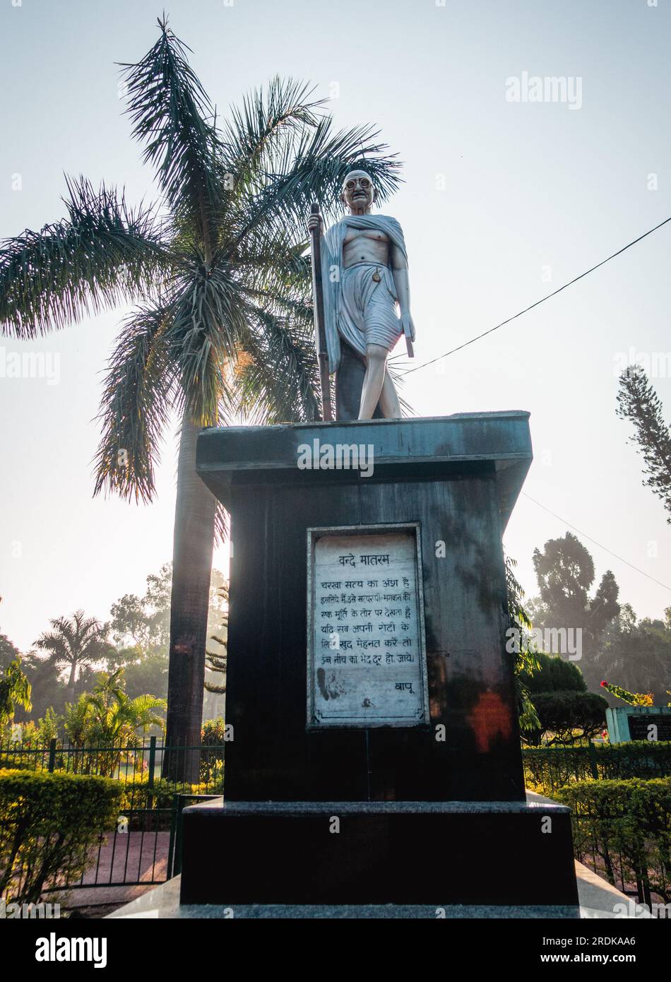 28 juin 2023, Uttarakhand, Inde. Mahatma Gandhi avec une statue commémorative de bâton de marche au parc Gandhi, Dehradun City. Banque D'Images