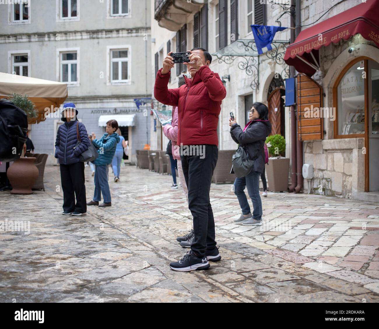 Monténégro, 17 avril 2023 : un groupe de touristes chinois visite la place de la farine dans la vieille ville de Kotor Banque D'Images