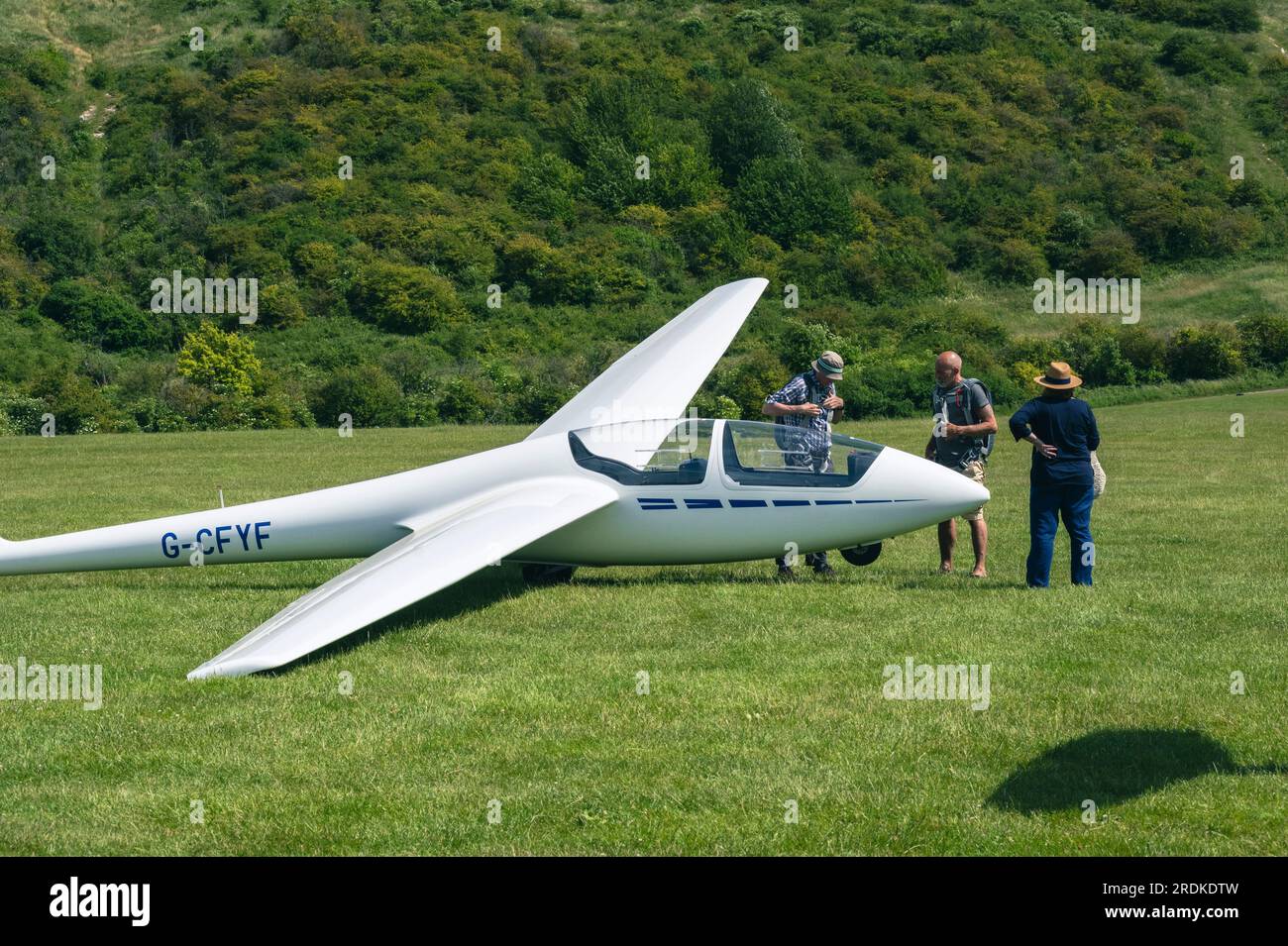 Un homme reçoit des instructions sur ce à quoi s'attendre lors d'un vol de planeur dans un aéroport au Royaume-Uni Banque D'Images