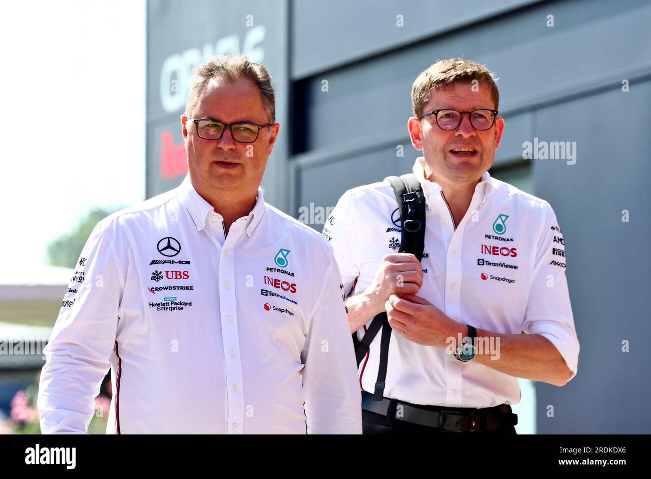 Budapest, Hongrie. 22 juillet 2023. (De gauche à droite) : Ron Meadows (GBR) Mercedes AMG F1 Team Manager avec Andy Cowell (GBR) Mercedes-Benz High Performance Powertrains Managing Director. Championnat du monde de Formule 1, Rd 12, Grand Prix de Hongrie, samedi 22 juillet 2023. Budapest, Hongrie. Crédit : James Moy/Alamy Live News Banque D'Images