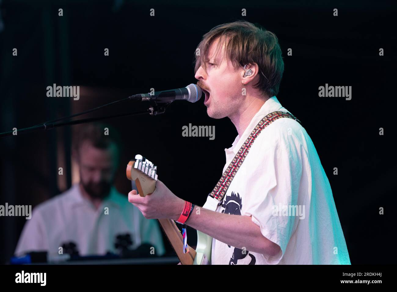 Vincent Neff de Django Django sur la scène Lovell.deuxième jour au festival Bluedot. Roisen Murphy a attiré les foules sur la scène Lovell après que Django Django ait joué. Future Utopia a été bien reçu comme dernier acte de nuit sur la scène Nebula vendredi 21 juillet 2023. Parmi les conférenciers scientifiques figuraient le professeur Tim O’Brien, professeur d’astrophysique et directeur associé du Jodrell Bank Centre for Astrophysics à l’Université de Manchester et le professeur Sheena Cruickshank de Lydia Becker de Manchester Institute of Immunology and inflammation.Jodrell Bank, Cheshire, Royaume-Uni. Photo : garyro Banque D'Images