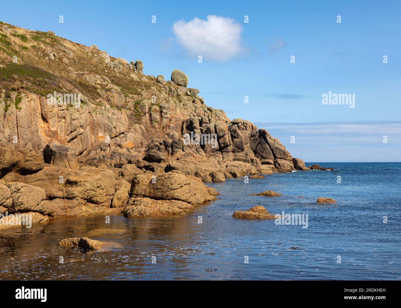 Falaises de granit à Porthgwarra Cove Cornwall Banque D'Images