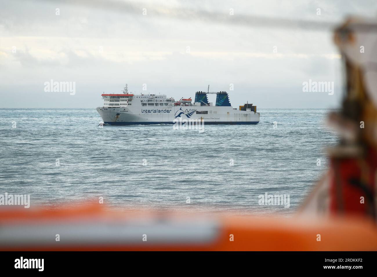 WELLINGTON, NOUVELLE-ZÉLANDE, le 19 MAI 2023 : le ferry Interislander Kaiarahi traverse le détroit de Cook à Wellington, vu depuis le ferry Interislander Atarer Banque D'Images