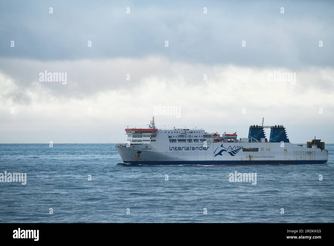 WELLINGTON, NOUVELLE-ZÉLANDE, le 19 MAI 2023 : le ferry Interislander Kaiarahi traverse le détroit de Cook à Wellington, vu depuis le ferry Interislander Atarer Banque D'Images