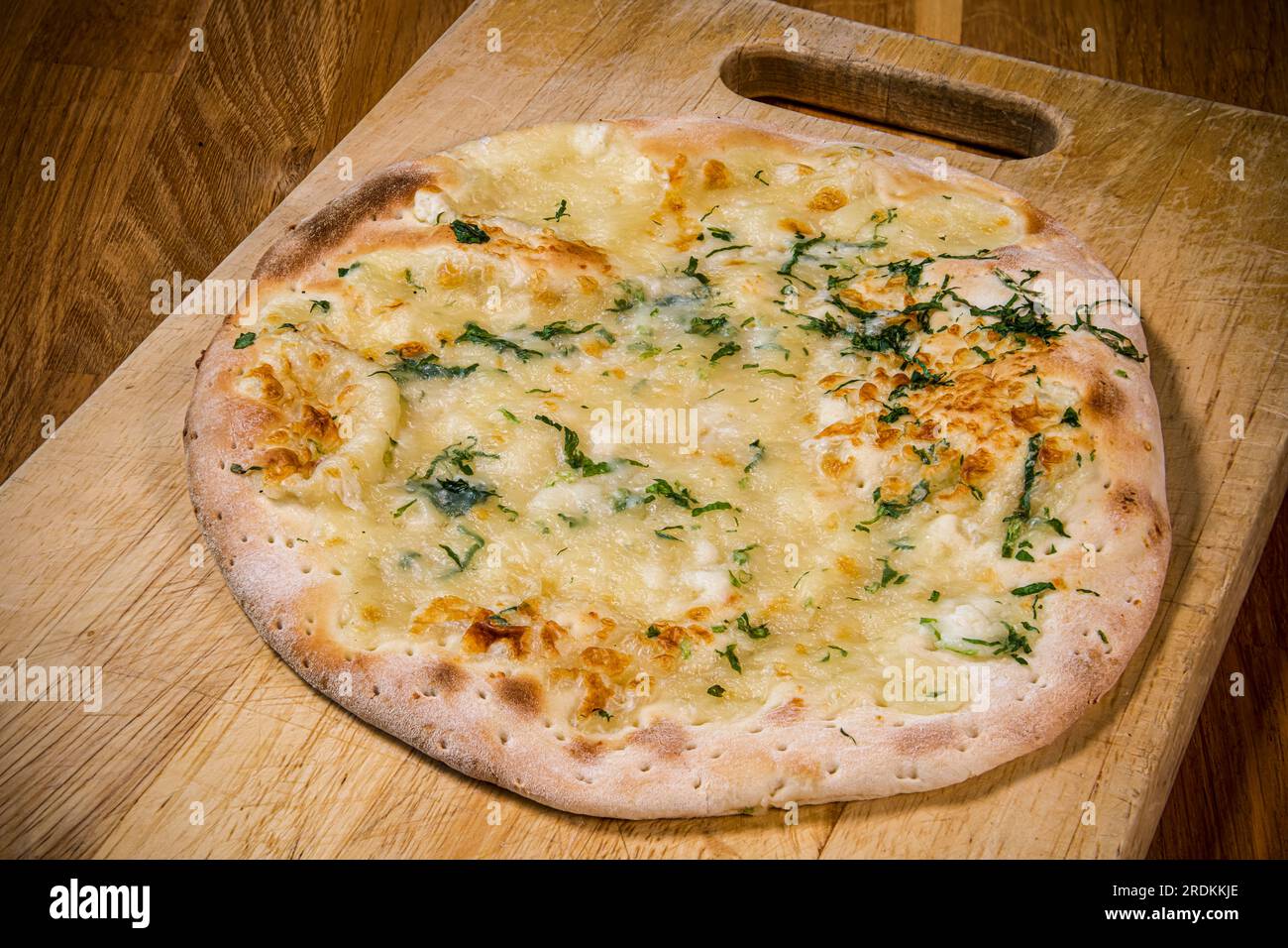 Fromage ordinaire savoureux et pâte manakish savoureuse au four, cuisine arabe et nourriture Banque D'Images