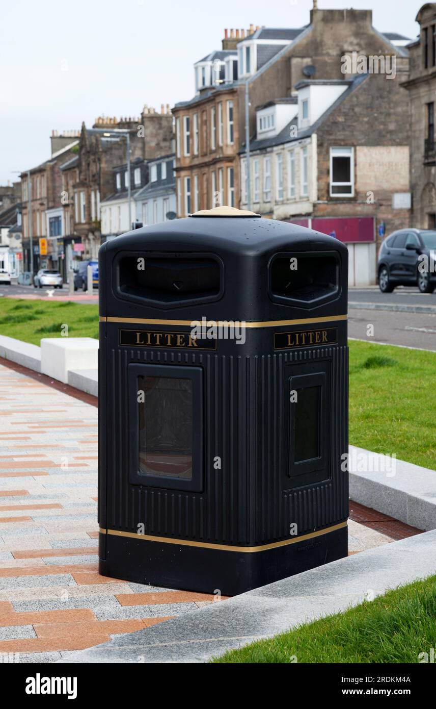 Poubelle sur West Clyde Street, Helensburgh, Écosse Banque D'Images