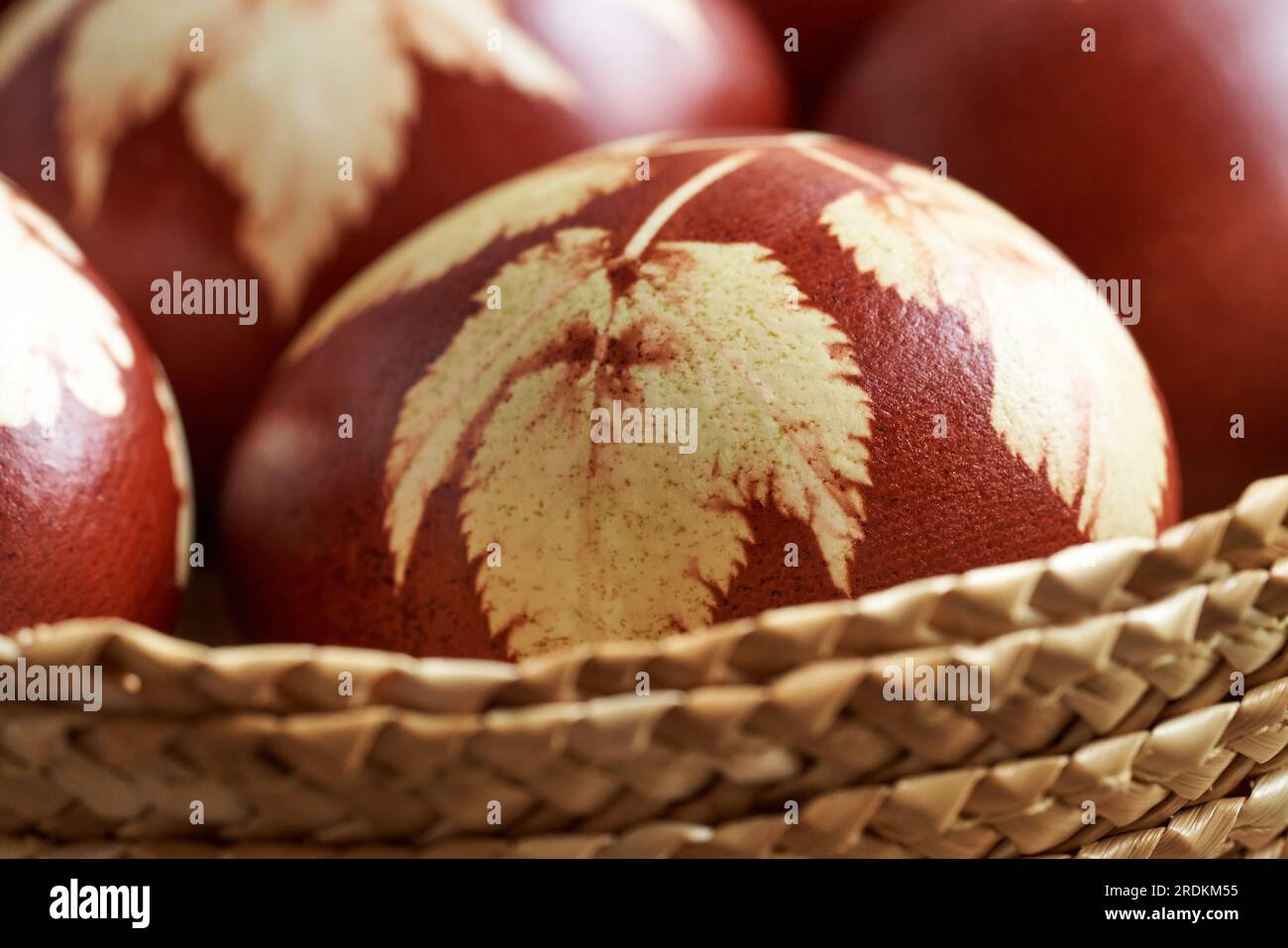Oeufs de Pâques teints avec des peaux d'oignon dans un panier, gros plan Banque D'Images