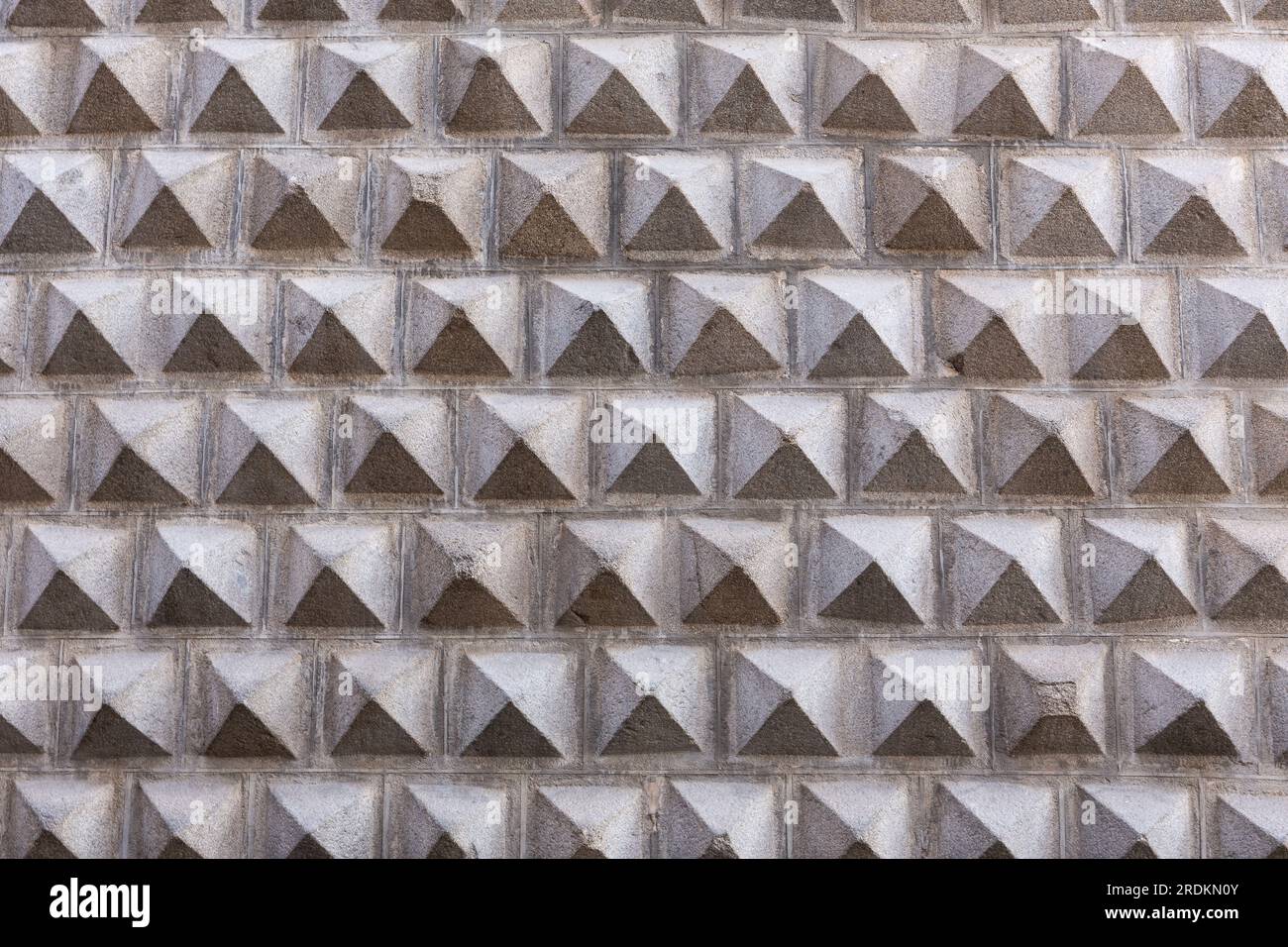 Façade géométrique de la Casa de los Picos, bâtiment historique Renaissance à Ségovie, Espagne, avec façade caractéristique de blocs de granit sculptés. Banque D'Images