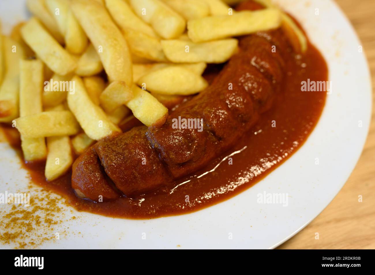 Saucisse au curry ou Currywurst avec sauce et frites dans le style Hambourg Banque D'Images