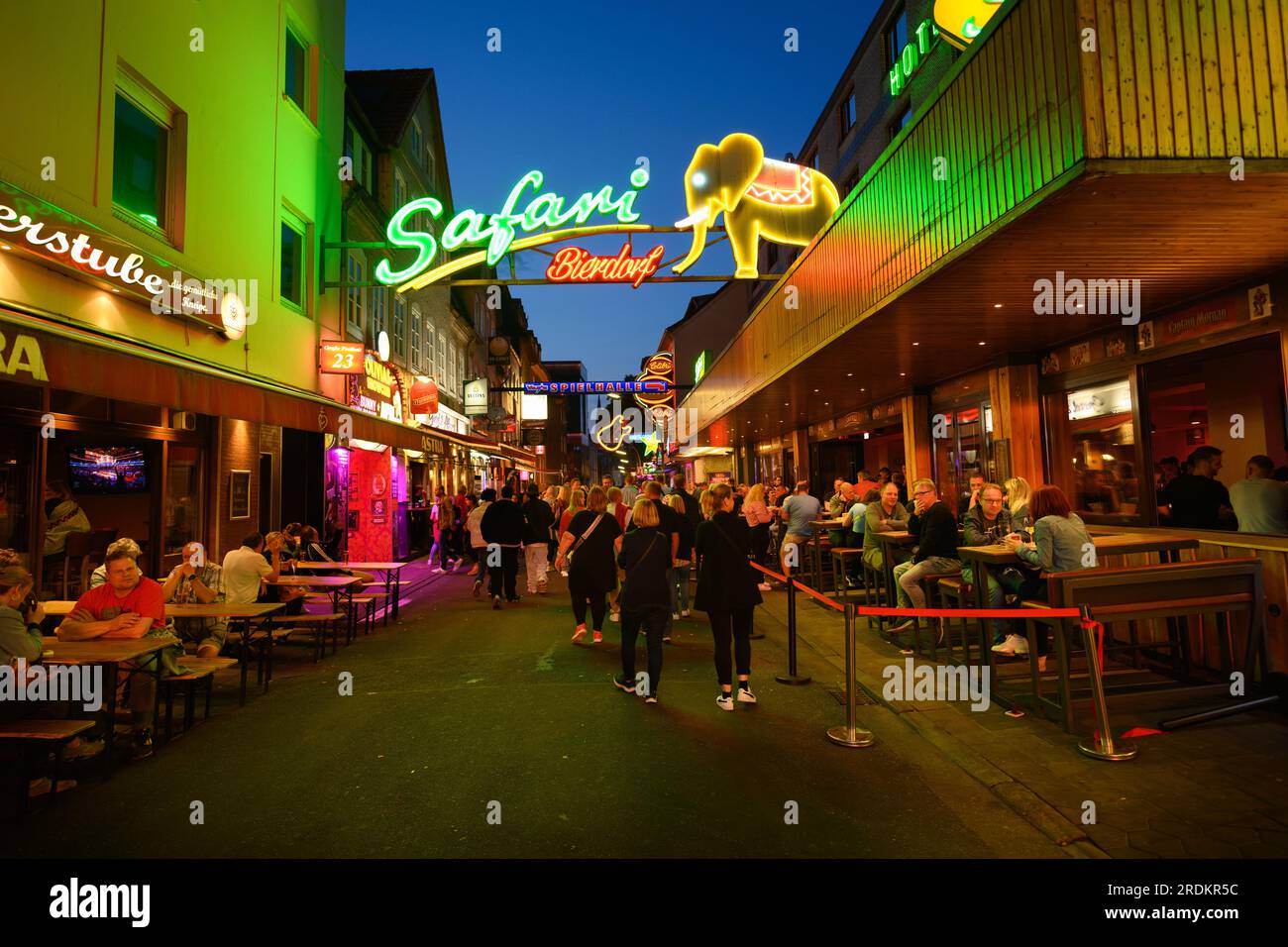 Hambourg, Allemagne - juin 16 2023 : grosse Freiheit ou Grande rue de la liberté dans le St. Pauli Red Light District ou Kiez près de la Reeperbahn la nuit. Banque D'Images