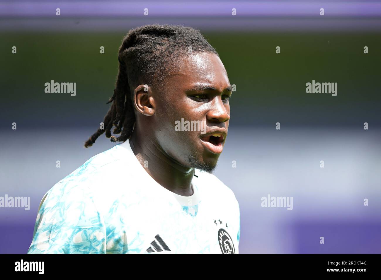 BRUXELLES - Calvin Bassey d'Ajax avant le match amical entre le RSC Anderlecht et l'Ajax Amsterdam au Lotto Park le 22 juillet 2023 à Bruxelles, Belgique. ANP GERRIT VAN KOLOLEN Banque D'Images