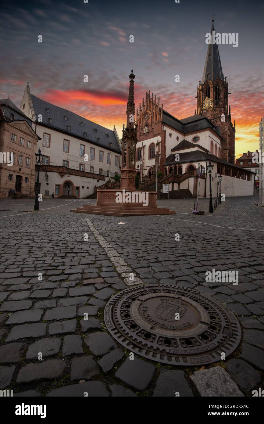 Dans la vieille ville d'Aschaffenburg, église, cathédrale et maisons à colombages en Basse-Franconie, Bavière, Allemagne Banque D'Images
