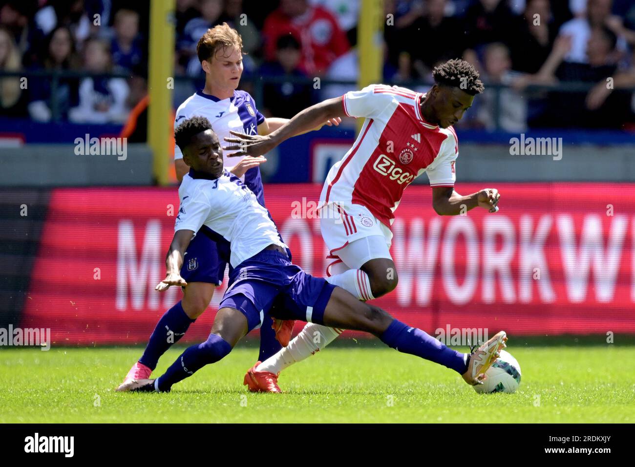 BRUXELLES - (lr) Moussa N Diaye du RSC Anderlecht, Mohammed Kudus d'Ajax lors du match amical entre le RSC Anderlecht et l'Ajax Amsterdam au Lotto Park le 22 juillet 2023 à Bruxelles, Belgique. ANP GERRIT VAN KOLOLEN Banque D'Images
