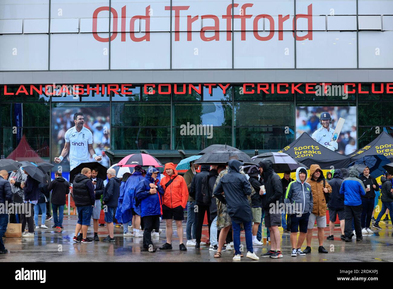Les fans de cricket attendent que la pluie s'arrête avant la LV= Insurance Ashes Test Series quatrième Test Day four Match Angleterre vs Australie à Old Trafford, Manchester, Royaume-Uni, 22 juillet 2023 (photo de Conor Molloy/News Images) Banque D'Images