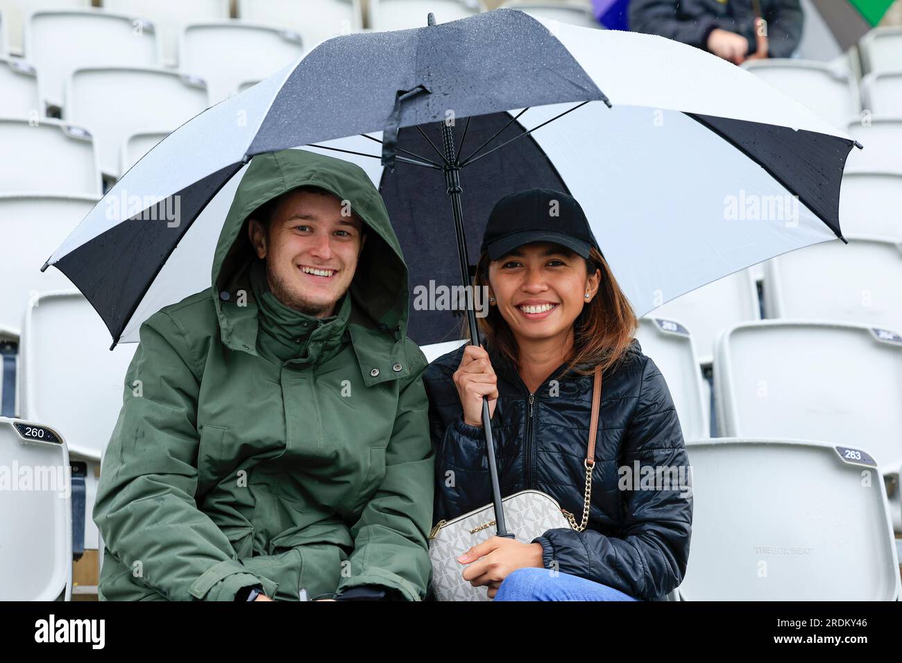Les fans de cricket attendent que la pluie s'arrête avant la LV= Insurance Ashes Test Series quatrième Test Day four Match Angleterre vs Australie à Old Trafford, Manchester, Royaume-Uni, 22 juillet 2023 (photo de Conor Molloy/News Images) Banque D'Images