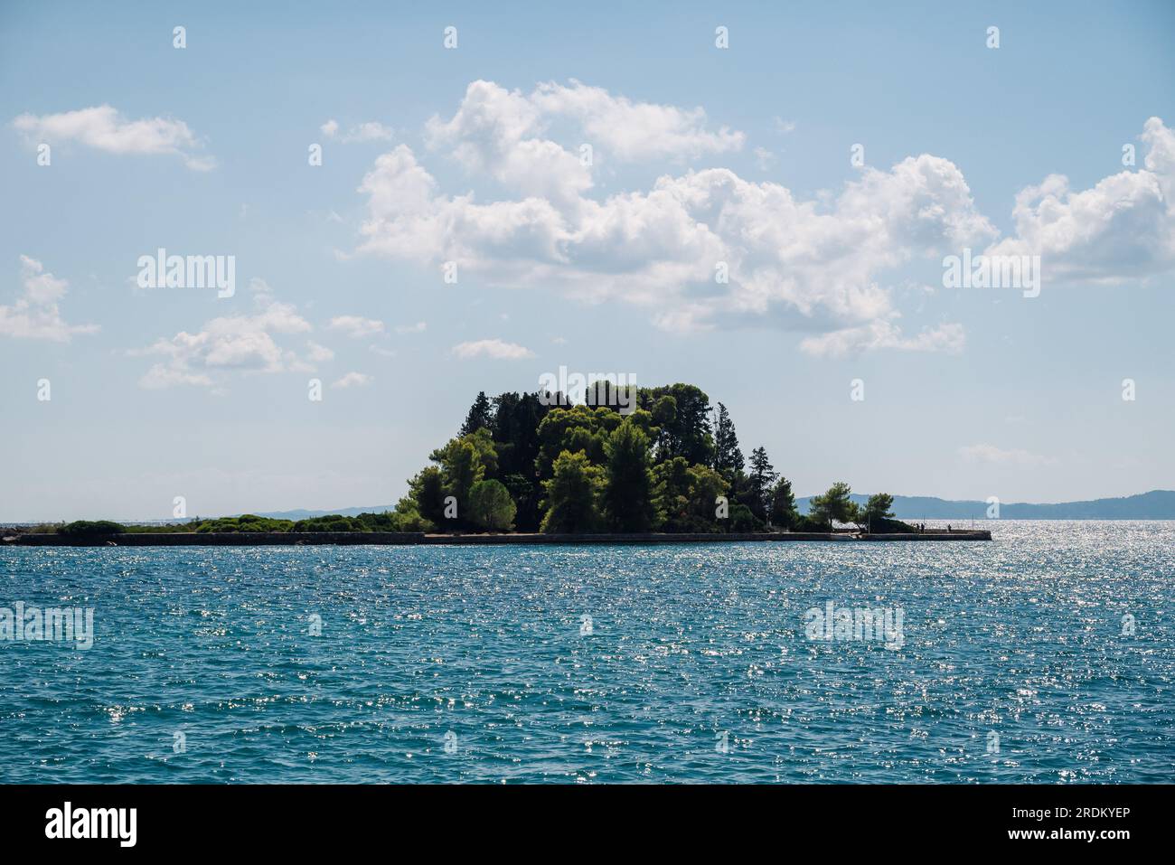 Petite île avec des arbres verts entourés d'eau. Banque D'Images