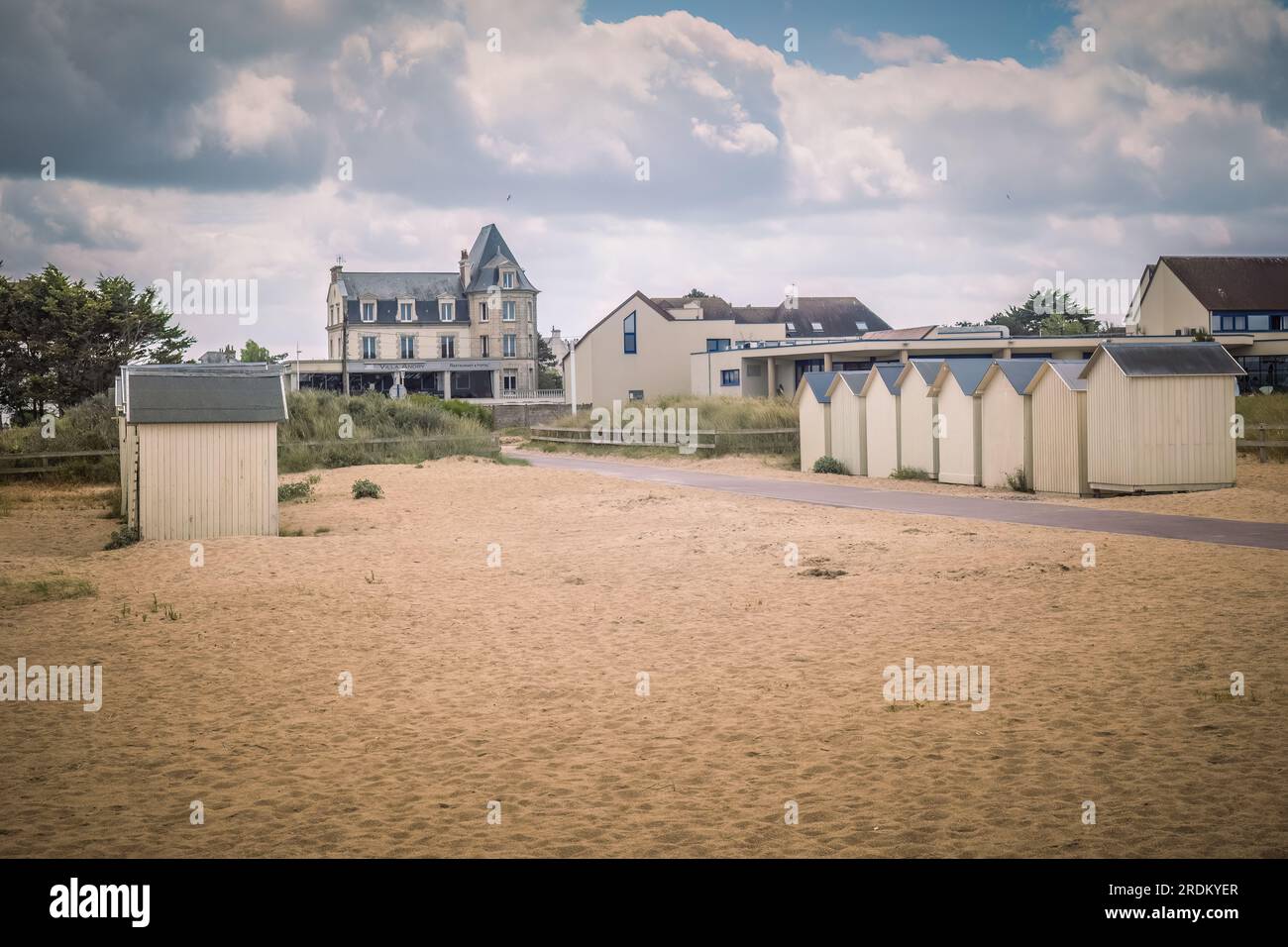 01.07.2023 Sword Beach, Ouistreham, Normandie, France. Quatre personnes profitent d’une partie de boule à Sword Beach en normandie Banque D'Images