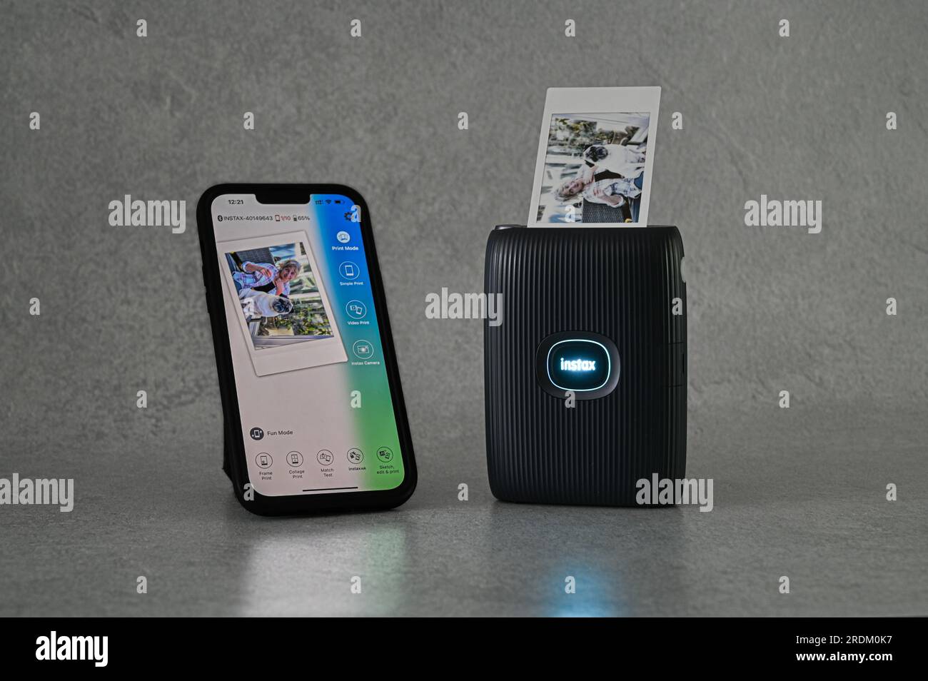 Imprimante Fuji instax produisant une impression à partir de l'application  iphone avec la même image affichée sur l'écran de l'iphone Photo Stock -  Alamy