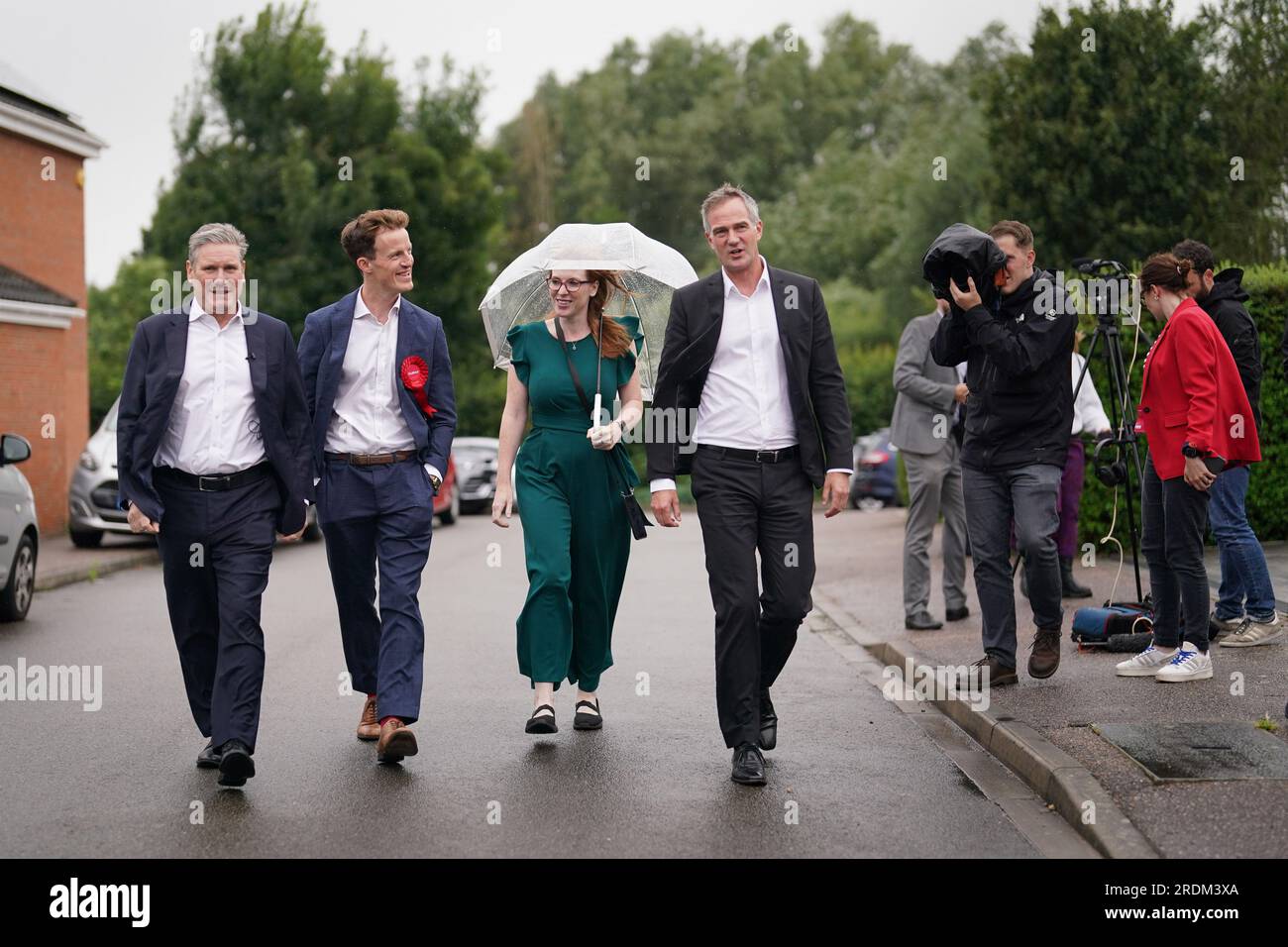 (De gauche à droite) le leader travailliste Sir Keir Starmer, le candidat travailliste Alistair Strathern , la chef adjointe du Parti travailliste Angela Rayner et le secrétaire de l'ombre d'Irlande du Nord Peter Kyle lors d'une visite à Shefford dans la circonscription de Mid Bedfordshire, où le député en exercice est l'ancienne secrétaire à la Culture Nadine Dorries, avant une éventuelle élection partielle. Date de la photo : Samedi 22 juillet 2023. Banque D'Images