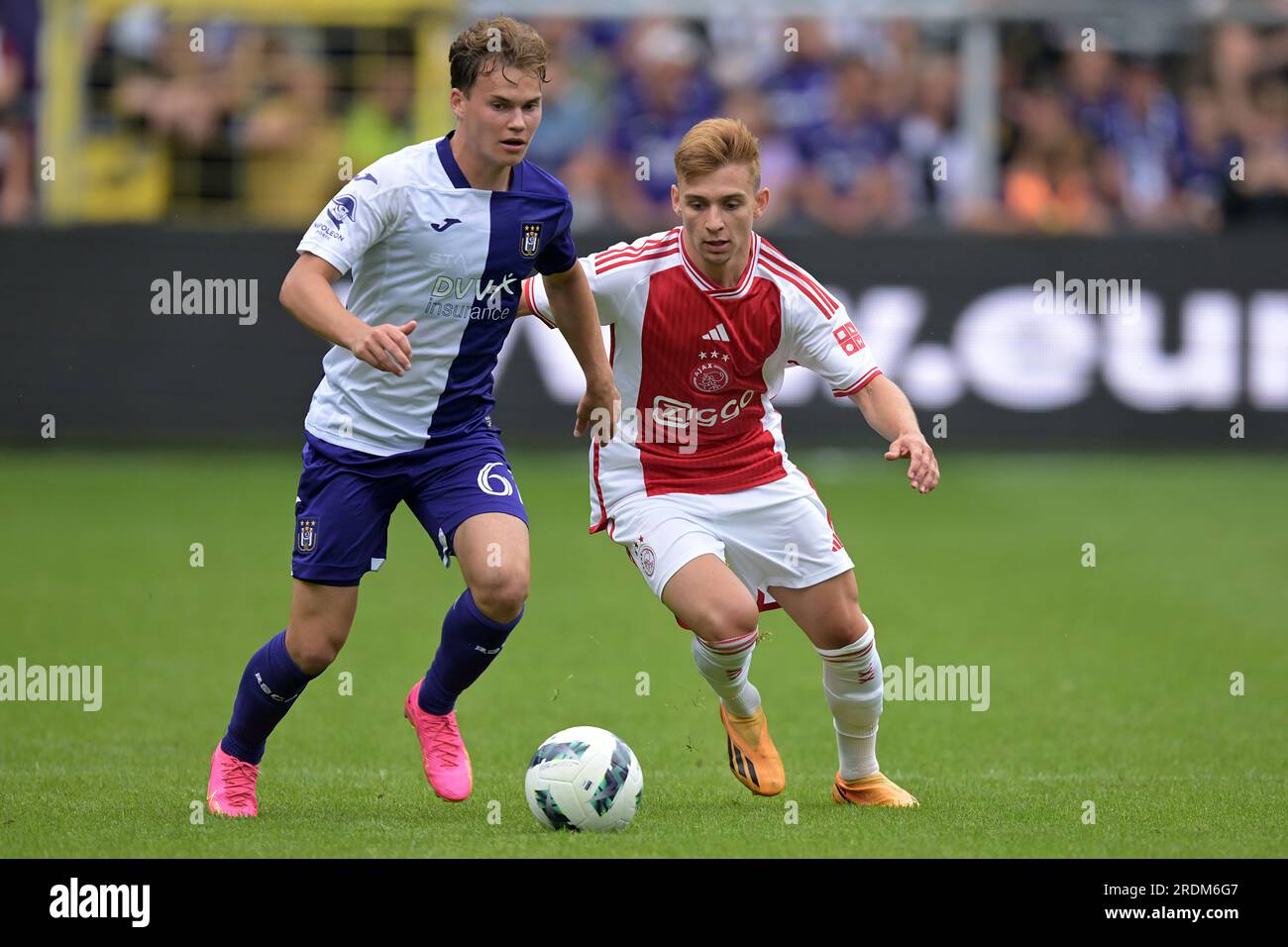 BRUXELLES - (lr), Kristian Arnstad du RSC Anderlecht, Francisco Conceicao d'Ajax lors du match amical entre le RSC Anderlecht et l'Ajax Amsterdam au Lotto Park le 22 juillet 2023 à Bruxelles, Belgique. ANP GERRIT VAN KOLOLEN Banque D'Images