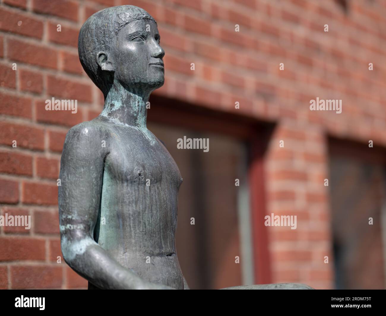 « Sitting Boy » une sculpture en bronze de Bror Marklund datant de 1936 dans le parc de sculptures à l’extérieur du musée d’art Norrköping à Norrköping, en Suède. Banque D'Images