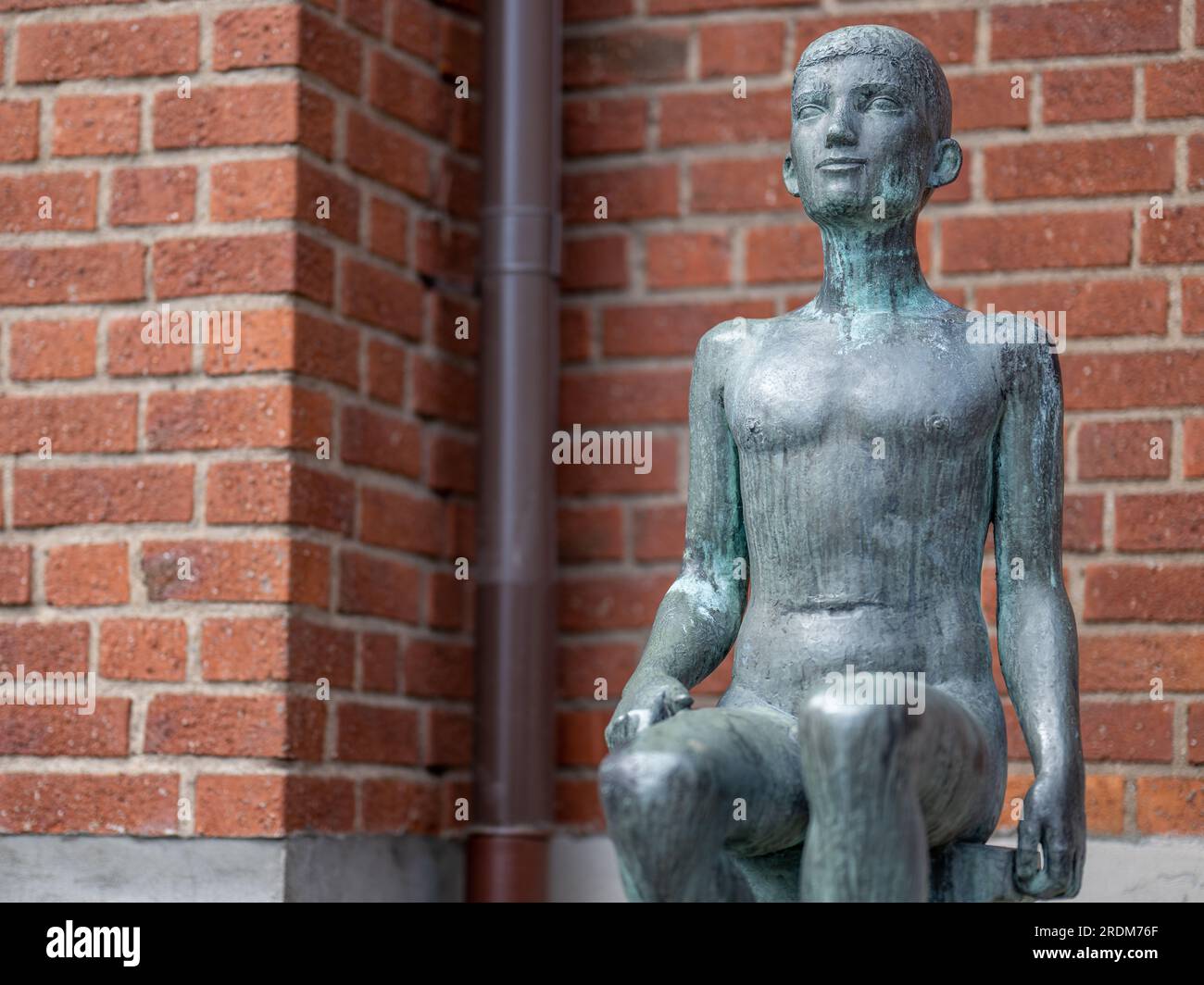 « Sitting Boy » une sculpture en bronze de Bror Marklund datant de 1936 dans le parc de sculptures à l’extérieur du musée d’art Norrköping à Norrköping, en Suède. Banque D'Images